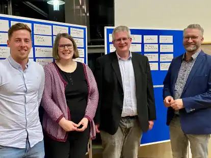 Informierten die Besucher und Besucherinnen der Auftaktveranstaltung zum Klimaschutzkonzept (von links): Julian L&uuml;bbehusen und Anja Neuw&ouml;hner vom Planungsb&uuml;ro Energie, Klima, Plan sowie Klimaschutzmanager Carsten Kl&ouml;pper und Christoph Burtz, Fachbereichsleiter Infrastruktur und Gemeindeentwicklung.