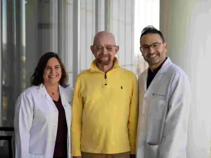 Paul Edmonds (M) mit Medizinern der Krebsklinik City of Hope.