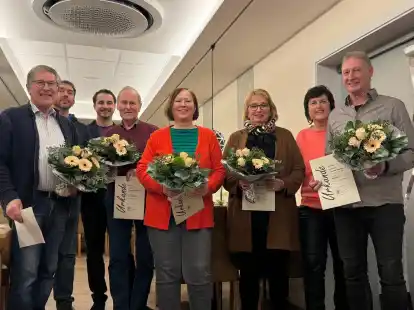 Geehrte und Vorstandmitglieder bei der Jahreshauptversammlung des TV Esenshamm (von links): Jubilar Rolf Kloppenburg, Beisitzer Ralf Buhrmann, Kassenwart Kilian Heinrich, Jubilar Gerd Schwarting, Jubilarin Vera Meyer, Jubilarin Elke Bischur-M&uuml;ller, Schriftf&uuml;hrerin Kirstin Achter und Jubilar Ralf Heruth.