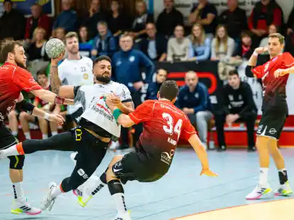 Ab diesem Sommer wird sich Michael Leon Williams Junior (mit Ball) vom Titelrivalen aus Cloppenburg für die Handballer der HSG Varel (in Rot) in die Zweikämpfe werfen.