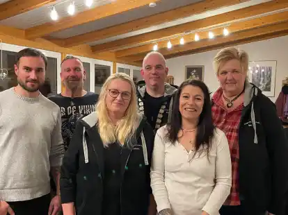 Der neue Vorstand des Brunnenvereins (von links): Dennis Gunkel (von links), Michael &bdquo;Hinny&ldquo; Hinrichs, Sabine Boelsen-Borree, Maik Krolewitz, Nicole Hinrichs und Irmgard Schenk. Es fehlen Saskia Krolewitz, Bernhard Boelsen, Thorsten Stratmann