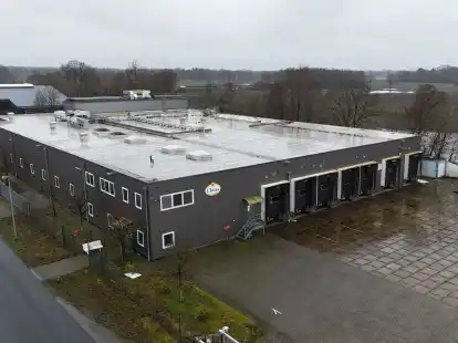 Noch h&auml;ngt das Firmenschild von &bdquo;Gefl&uuml;gel Claus&ldquo; an der Halle in der Stra&szlig;e &bdquo;Zum Herrenberg&ldquo; in Moorburg: Hier wird demn&auml;chst die B&uuml;nting-Gruppe aus Leer einziehen.