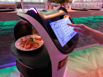 Service-Roboter in der Gastronomie k&ouml;nnen gegen den Arbeitskr&auml;ftemangel helfen. Ersetzen k&ouml;nnen sie den Menschen und den pers&ouml;nlichen Kontakt zum Gast aber nicht.