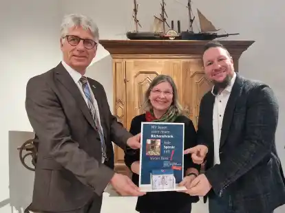 Kümmern sich um einen Neustart des Büchertausch-Angebots: Bürgermeister Michael Kurz, Museumsleiterin Dr. Christine Keitsch und Marc Wiesenberg vom Brake-Verein.