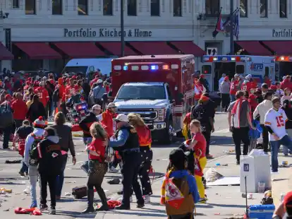 Nach den Sch&uuml;ssen, die im Anschluss an die Siegesparade f&uuml;r die Kansas City Chiefs fielen, r&auml;umt die Polizei das Gel&auml;nde.