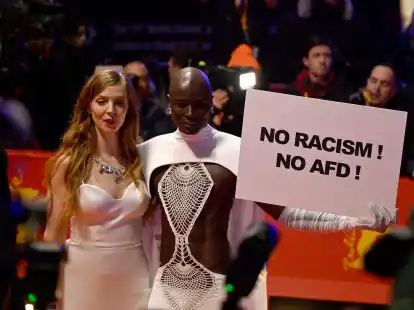 Die Schauspielerinnen Pheline Roggan (l) und Papis Loveday (r) setzen bei der Berlinale ein Zeichen gegen Rechtsextremismus.