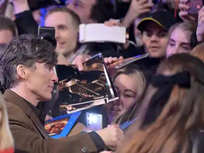 Hei&szlig; begehrt: Cillian Murphy gibt am Er&ouml;ffnungsabend der Berlinale Autogramme.