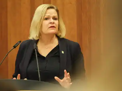 Die derzeitigen Aggressionen h&auml;tten mit scharf gef&uuml;hrtem demokratischem Streit nichts mehr zu tun, so Bundesinnenministerin Nancy Faeser.