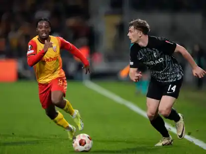 Elye Wahi (l) und der Freiburger Yannik Keitel im Zweikampf.