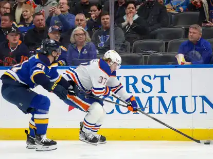 Warren Foegele (37) von den Edmonton Oilers besch&uuml;tzt den Puck gegen Matthew Kessel.