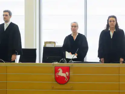 Die vorsitzende Richterin Uta Engemann (M.) mit den Richtern Timo Schmidt (l.) und Anke Hesse (r) zu Prozessbeginn im Gerichtssaal.