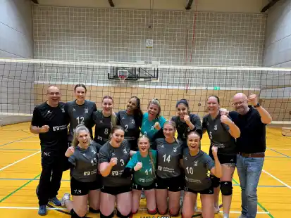 Freude pur nach dem 3:1-Auswärtssieg am vergangenen Wochenende: Die Oberligafrauen der Emder Volleys hatten mit diesem Erfolg den Klassenerhalt unter Dach und Fach gebracht.