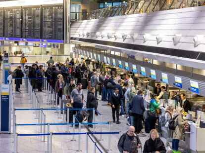 Schlangen am Airport-Schalter? Ab Dienstag soll beim Bodenpersonal der Lufthansa gestreikt werden. Zunächst für einen Tag.