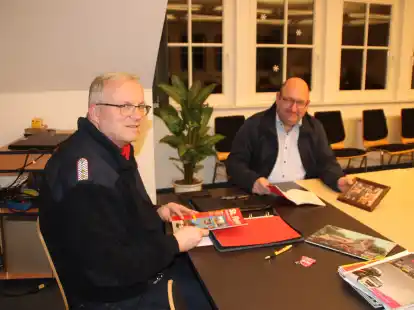 Thomas Rohlfs (links) und Mathias Siehlmann blickten vorab schon einmal in die Archive. Das 100-j&auml;hrige Bestehen soll im August gro&szlig; gefeiert werden.