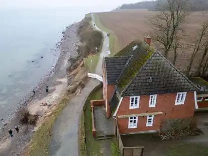 Die Steilk&uuml;ste und das Jugendhaus &laquo;Haus Seeblick&raquo; der Jugendorganisation &laquo;SJD - Die Falken&raquo; im Ortsteil Brodten an der Ostsee.