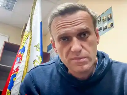 Das Videostandbild des Youtube-Kanals &laquo;Navalny Life&raquo; zeigt den Kremlkritiker Alexej Nawalny im Januar 2021 in einer Polizeistation in Chimki im Moskauer Gebiet. Jetzt ist er tot.