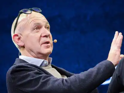 Die Debatte um einen DFL-Investor besorgt den DFB-Chef Bernd Neuendorf.