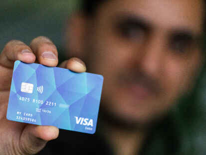Sieht aus wie EC-Karte, hat aber Beschränkungen beim Bargeldabheben: eine Bezahlkarte für Geflüchtete (Symbolbild).