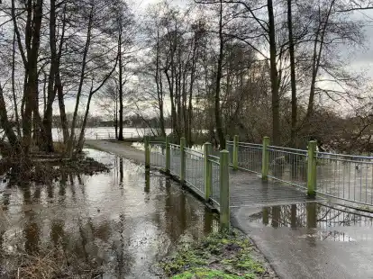 Das Weihnachtshochwasser 2023 hat den Surfsee (im Hintergrund) und die Soeste (im Vordergrund) fast eins werden lassen.