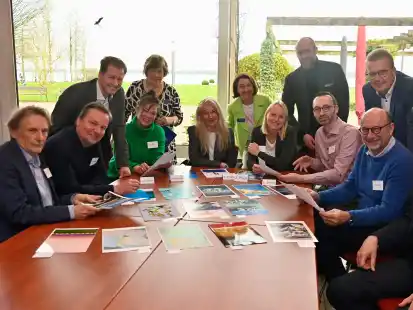 Hat sich durch die Vielzahl an Einreichungen gearbeitet und die Sieger und Nominierten gefunden: die Jury mit (v.l.) Robert Geipel, Andreas von Seggern, B&uuml;rgermeister Henning Dierks, Janett Schulze-Brown, Christa Heus (dahinter), Anke Wragge, Anna Martin, Stefanie Winner, Kurdirektor Norbert Hemken, Alexander Linke, Martin Feltes, Thorsten Schwengels (dahinter) und Johannes Freundlieb.