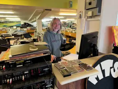 Macht seit 35 Jahren „in Platten“: Frank Walde hat immer an die Schallplatte geglaubt – jetzt hat er einen riesigen Laden an der Ritterstraße.