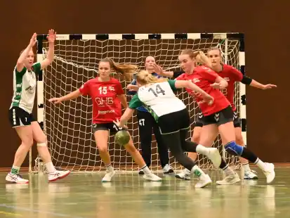 Kaum ein Durchkommen: Im Heimspiel gegen den TV Oyten II wollen sich die Handballerinnen der SG Friedrichsfehn/Petersfehn (in rot) wieder auf ihre starke Defensive verlassen.