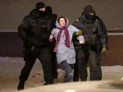 Auch in St. Petersburg wurden Menschen festgenommen, die Blumen f&uuml;r Nawalny niedergelegt hatten.