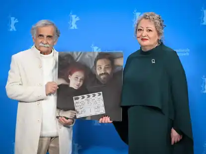 Die Schauspieler Esmail Mehrabi (l) und Lily Farhadpour kamen ohne ihre Regisseure zur Berlinale - zeigten sie aber auf einem Foto.