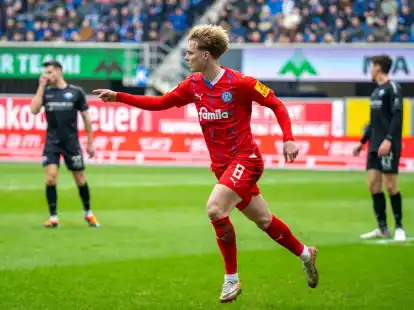 Finn Porath jubelt, nachdem er zur Kieler 1:0-F&uuml;hrung getroffen hat.