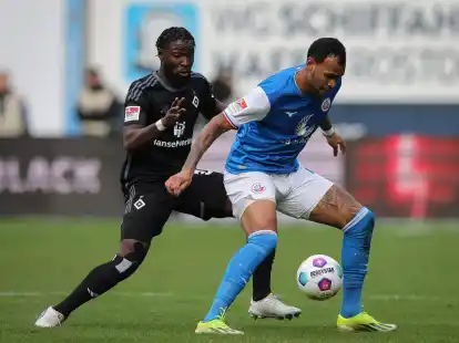 Hamburgs Stephan Ambrosius (l) im Zweikampf mit Rostocks Junior Brumado.