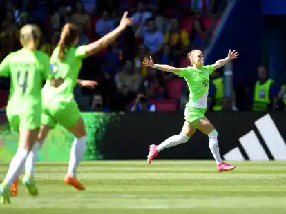 Ewa Pajor (r) erzielte beim deutlichen Wolfsburger Sieg in N&uuml;rnberg vier Tore.