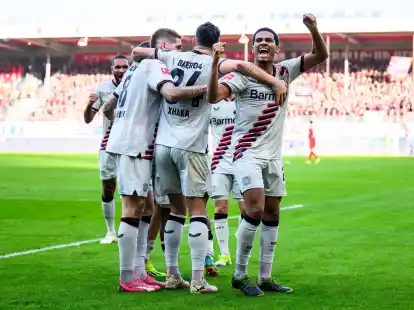 Leverkusen festigte durch den Sieg in Heidenheim die Tabellenf&uuml;hrung.