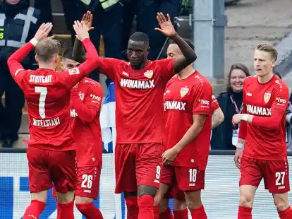 Serhou Guirassy (M) erzielte das Stuttgarter 1:0 in Darmstadt.