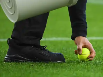 Auch bei der Partie des BVB in Wolfsburg flogen Tennisb&auml;lle auf das Spielfeld.