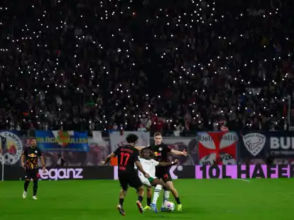 Das Spiel zwischen Leipzig und M&ouml;nchengladbach wurde von zwei Todesf&auml;llen in der Fanszene &uuml;berschattet.