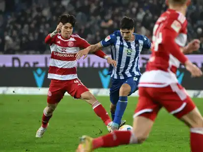 Die Karlsruher um Igor Matanovic (r) trennten sich von Ao Tanaka und der Fortuna 2:2.