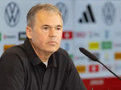 Andreas Rettig, Gesch&auml;ftsf&uuml;hrer Sport des Deutschen Fu&szlig;ball-Bundes (DFB), spricht bei einer Pressekonferenz.