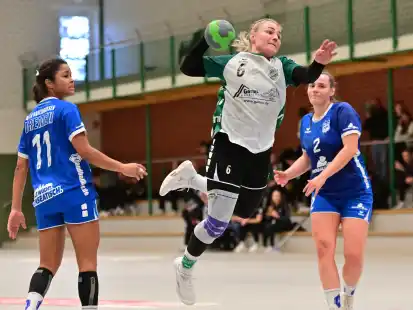 Durchgesetzt: Die Handballerinnen des TV Neerstedt um die zehnfache Torschützin Nadja Kunz (beim Wurf) gewannen das wichtige Heimspiel gegen Schlusslicht Habenhausen mit 31:26.