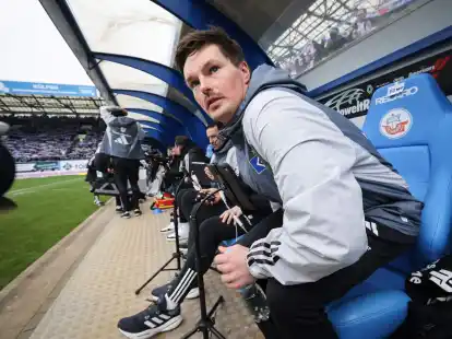 Ob Interimscoach Merlin Polzin auch gegen Elversberg auf der HSV-Trainerbank sitzt, steht noch nicht fest.