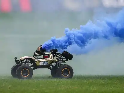 In Rostock kam es zu Fanprotesten mit ferngesteuerten Autos.