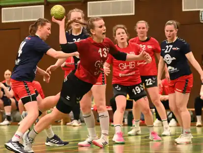 Blieben auch im zweiten Saisonspiel gegen den TV Oyten II ohne Punkte: die Handballerinnen der SG Friedrichsfehn/Petersfehn (in rot).