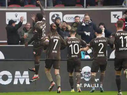 St. Pauli bleibt durch den Sieg gegen Braunschweig drei Punkte vor Kiel.