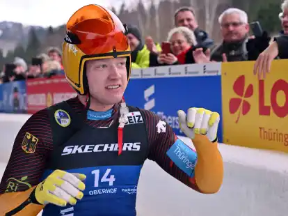 Max Langenhan gewann den Sprint in Oberhof vor seinem Dauerrivalen Jonas M&uuml;ller aus &Ouml;sterreich.
