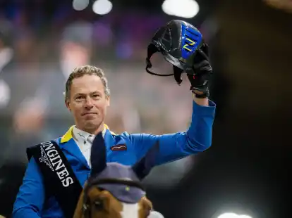 Christian Ahlmann feiert mit Mandato van de Neerheide nach seinem Sieg.