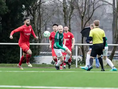 Der SV Hansa Friesoythe (grünes Trikot, hier mit Jeremy Knese) absolvierte am Sonntag ein Testspiel gegen den SV Petersdorf (rote Trikots)