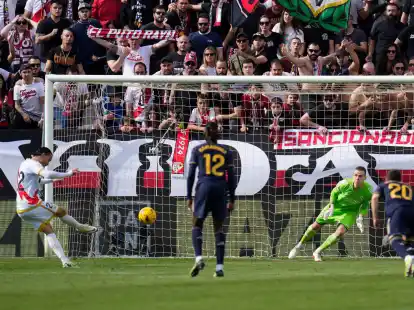 Rayo Vallecanos Ra&uacute;l de Tom&aacute;s (l) traf per Strafsto&szlig; zum 1:1 gegen Real Madrid.