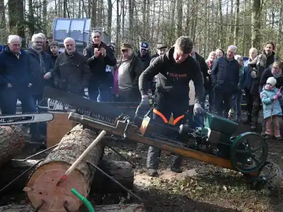 Spannende Vorf&uuml;hrungen: Die Forsttechnik wurde von Jung und Alt bestaunt, auch wenn sie schon &auml;lter war.