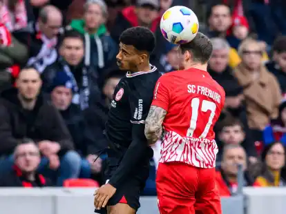 Freiburgs Lukas K&uuml;bler (r) im Kopfballduell mit Frankfurts Doppeltorsch&uuml;tzen Ansgar Knauff.