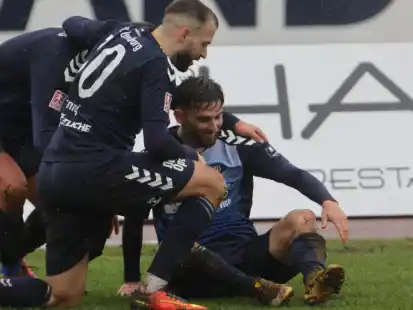 Jubel über das 1:0: Torschütze Elsamed Ramaj (rechts) zeigt Teamkollege Kamer Krasniqi, mit welchem Fuß er den Führungstreffer erzielte.