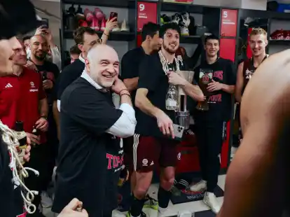 Der FC Bayern ist Pokalsieger 2024: Trainer Pablo Laso (l) h&auml;lt eine kleine Rede in der Kabine.